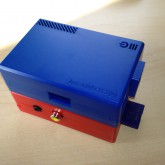 RaspberryPi im ModMyPi Gehäuse in rot und blau Rückseite